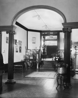 Ground floor interior, 7 Cromwell Place. Photo: E.O. Hoppé © The E.O. Hoppé Estate Collection
