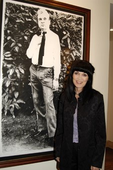 Clare Shenstone devant son œuvre Francis dans les jardins de Bedford © Shenstone Art