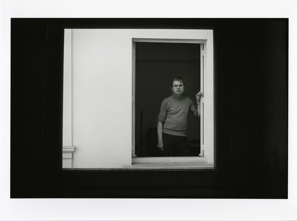 francis-bacon-studio-at-14-rue-de-birague-paris-1975