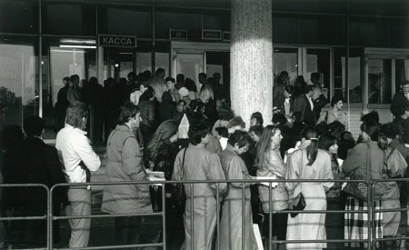 Foule patientant à l’extérieur du hall de l’exposition de MoscouPhoto et © James Birch