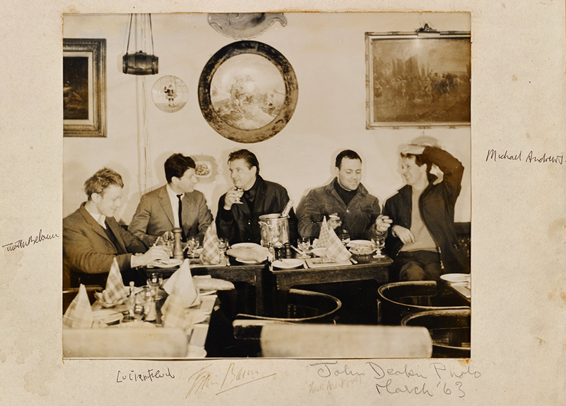John Deakin : Déjeuner chez Wheeler’s (1963) tirage encadré signé par chaque artiste. De gauche à droite : Timothy Behrens, Lucian Freud, Francis Bacon, Frank Auerbach, Michael Andrews. © The John Deakin Archive