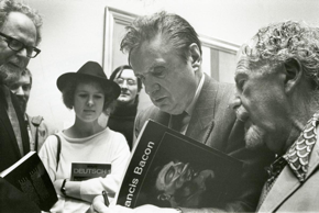 Francis Bacon at the Tate Gallery, London 1985. Photo and © John Minihan. MB Art Collection.