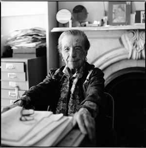 Louise Bourgeois in her home on 20th Street in NYC in 2000.
© The Easton Foundation/VAGA at ARS, NY 
Photo: © Jean-François Jaussaud
