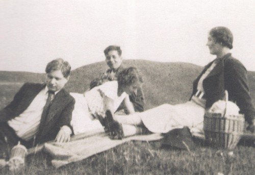 Francis et Ianthe Bacon avec leur mère dans le Dorset, vers 1934