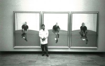 John Edwards devant le tableau de Francis Bacon Étude pour un autoportrait – Triptyque (1985-1986) à l’exposition de Moscou Photo et © James Birch