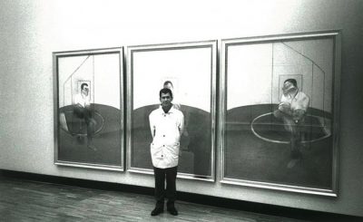John Edwards devant le tableau de Francis Bacon Trois études pour un portrait de John Edwards (1984) à l’exposition de MoscouPhoto et © James Birch