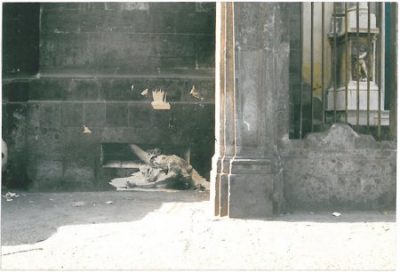 Photographie couleur de l’œuvre Le Soupirail, Naples, de Ernest Pignon-Ernest. Collection: Dublin City Gallery The Hugh Lane