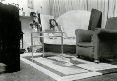 Thérèse Veder dans les Studios Carlyle. Photo montrant le tapis de Francis Bacon ‘Composition’ (1929). Photo : Eric Megaw